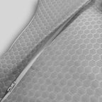 Dettaglio della cerniera e del tessuto grigio a nido d'ape del cuscino ergonomico in memory foam PM relax Abbraccio