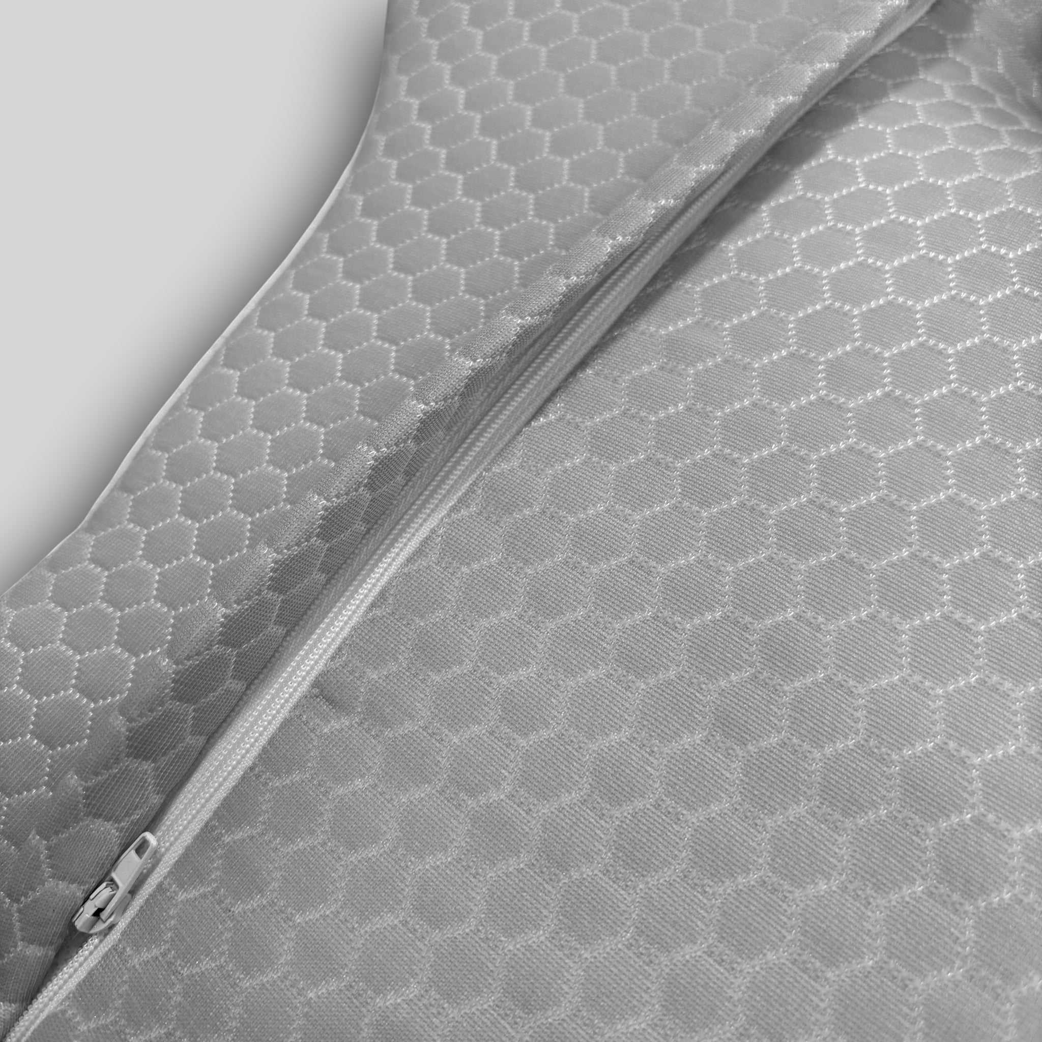 Dettaglio della cerniera e del tessuto grigio a nido d'ape del cuscino ergonomico in memory foam PM relax Abbraccio