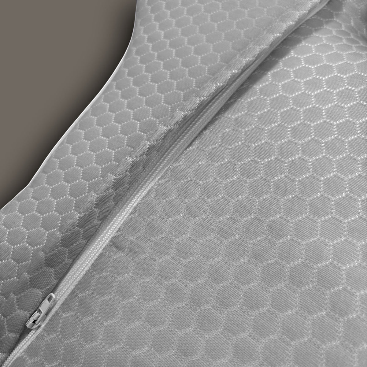 Dettaglio della cerniera e del tessuto grigio a nido d'ape del cuscino ergonomico in memory foam PM relax Abbraccio
